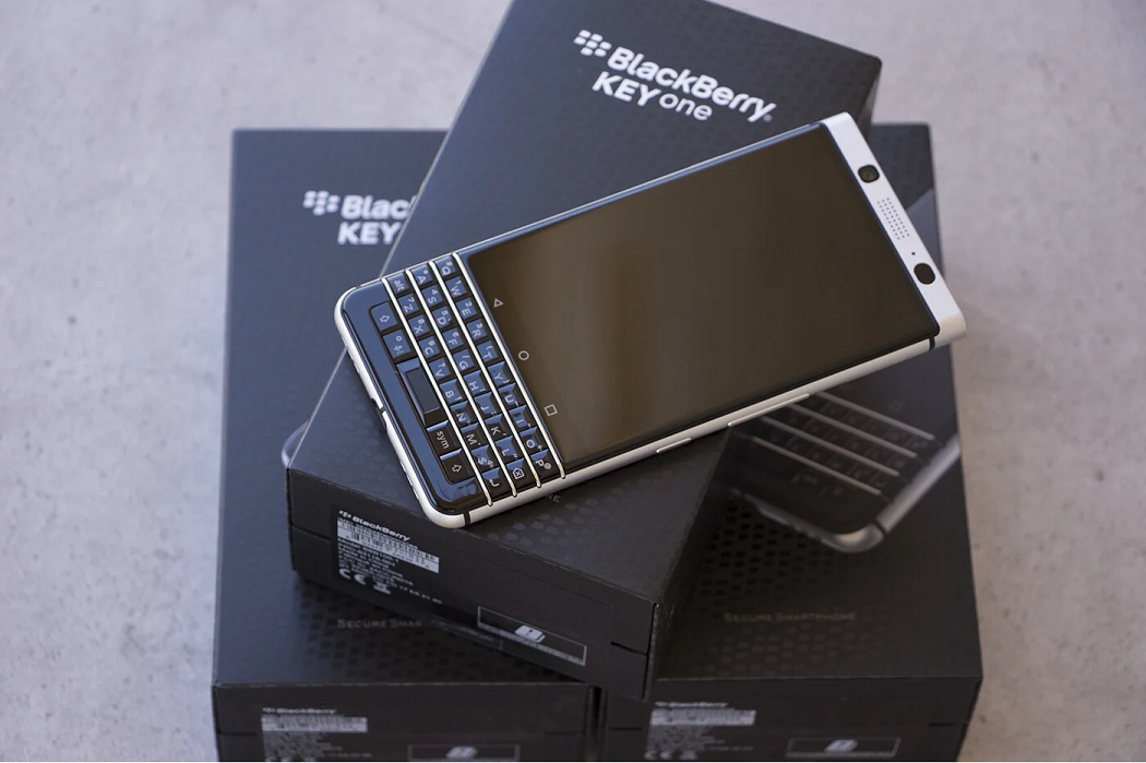 Blackberry Keyone brand new box pack pta approved contact me noe ( 03452174314 )