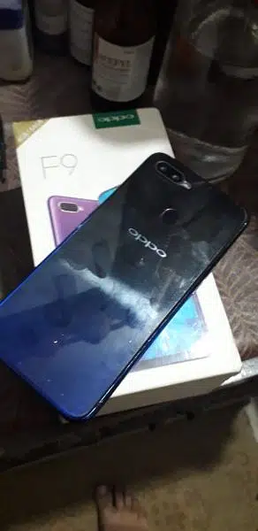 oppo f9 with box. charger nhi hai.